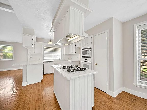 4th image of 626 Park Knoll Ln