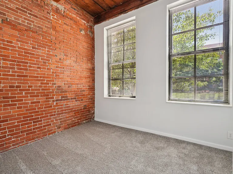 River Place Luxury Apartments — Photo 42