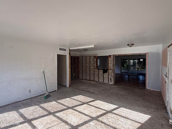 4th image of 524 Sandra Ave