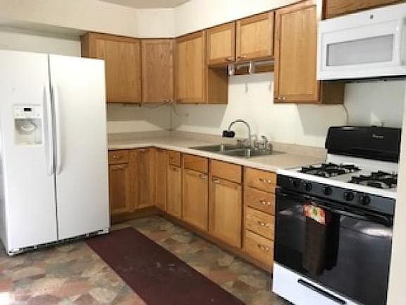 5th image of 326 W Blackburn St