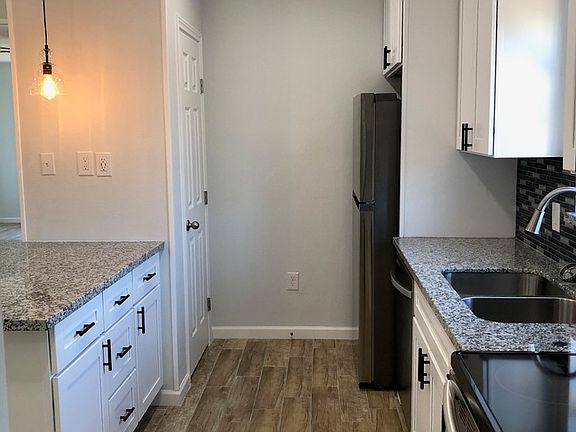 4th image of 2319 Rosewood St