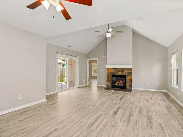 2210 E Sycamore St, Tonganoxie, KS 66086