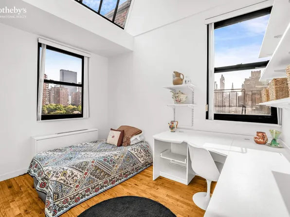 400 West 23rd Street image 11 of 14