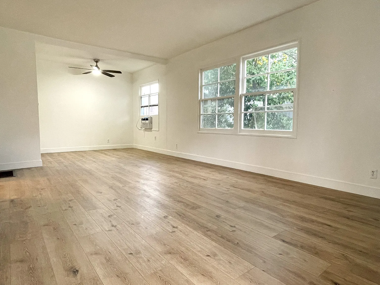 2 bed, 930 sqft, $3,000 — Photo 2