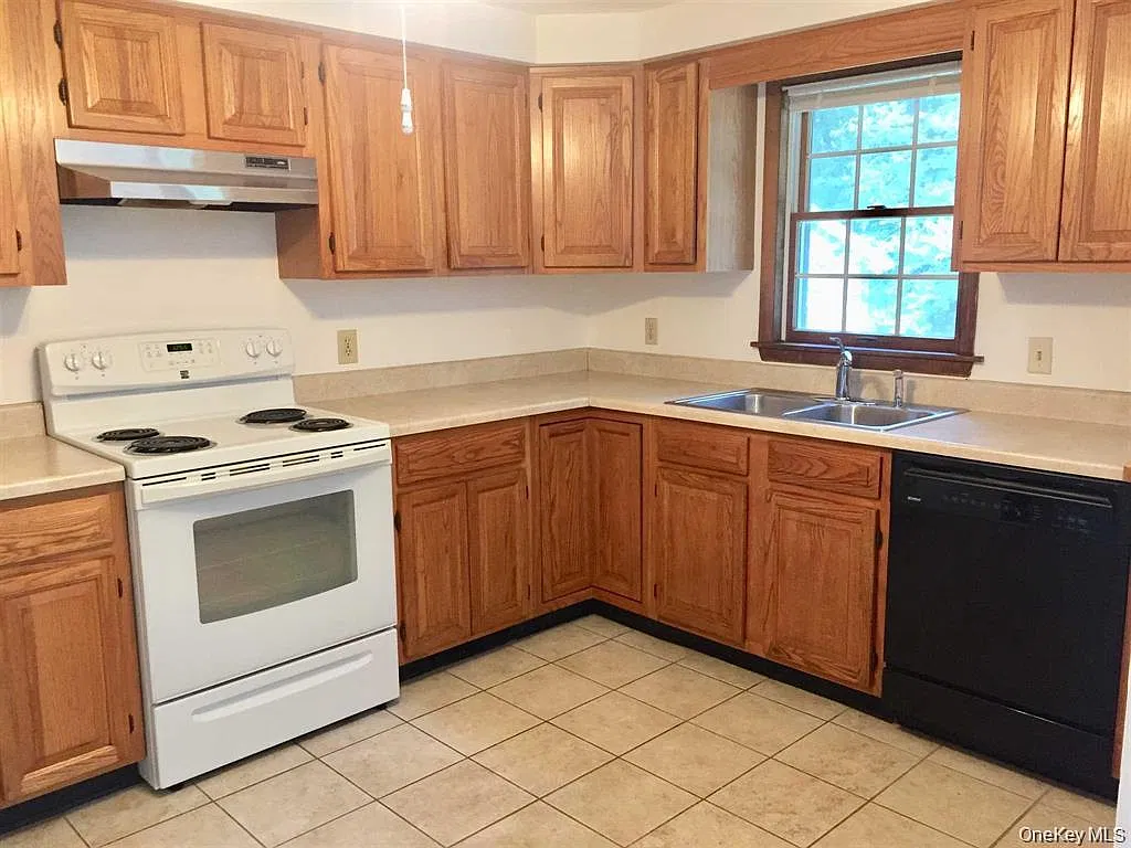 3 bed, 2.0 bath, 2078 sqft, $3,600 — Photo 4