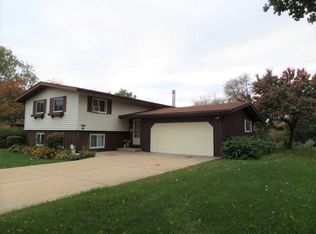 W177N8659 Lynwood Dr, Menomonee Falls, WI 53051
