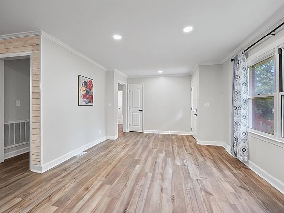 4th image of 208 Pinewood Dr