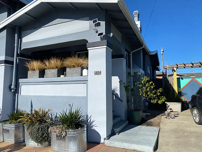 1604 Macarthur Blvd — Photo 1