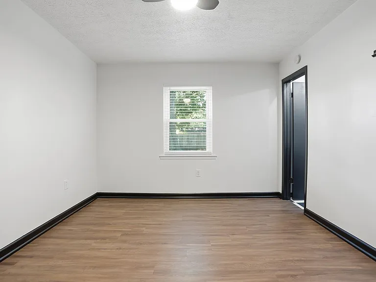 703 Pineview Ct — Photo 23