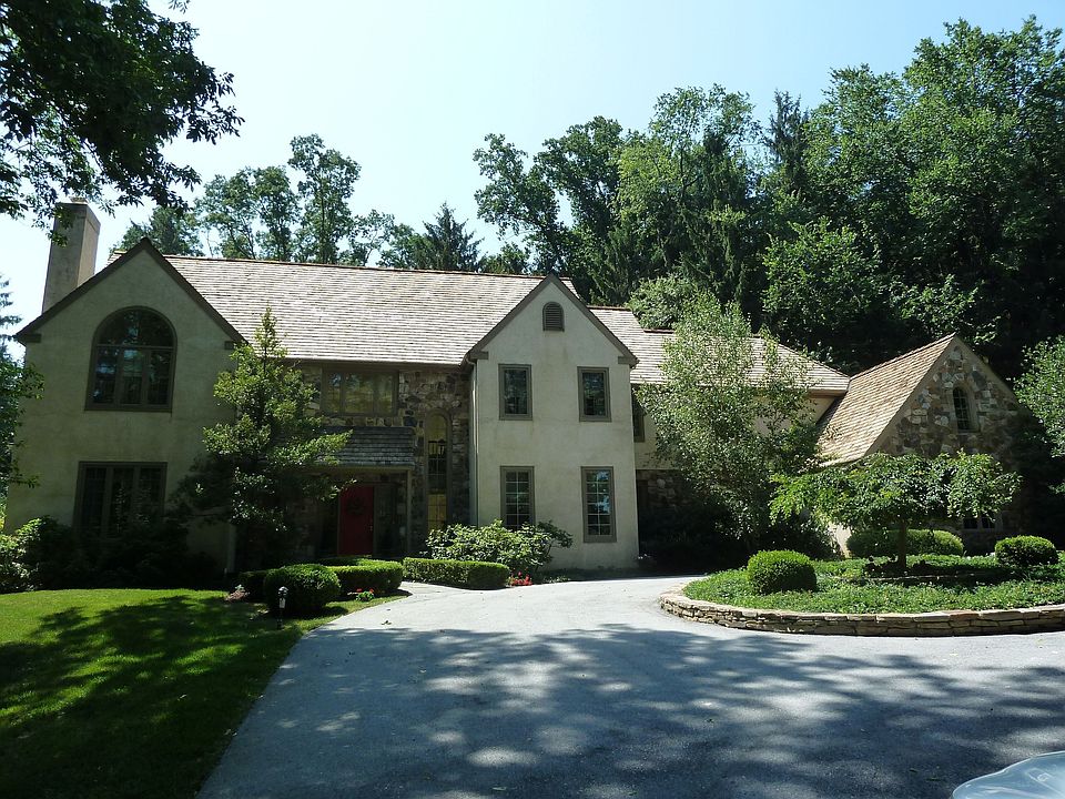 2nd image of 18 Houndstooth Ln