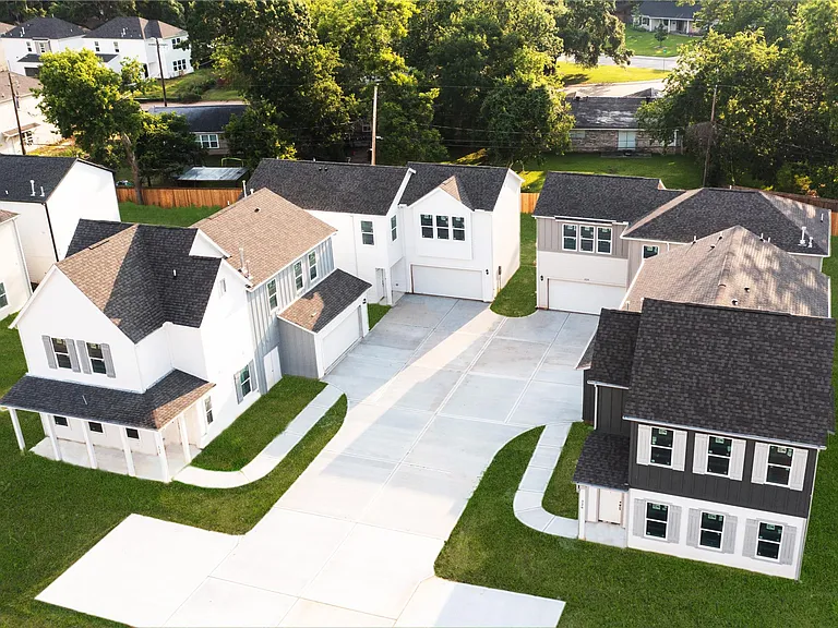 Lakewood Manor — Photo 1