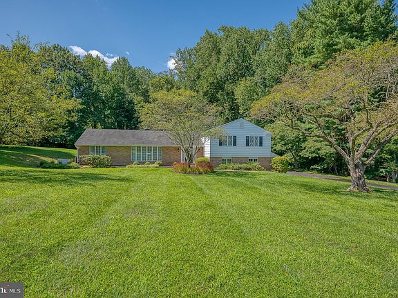 2nd image of 302 Middleton Ct N