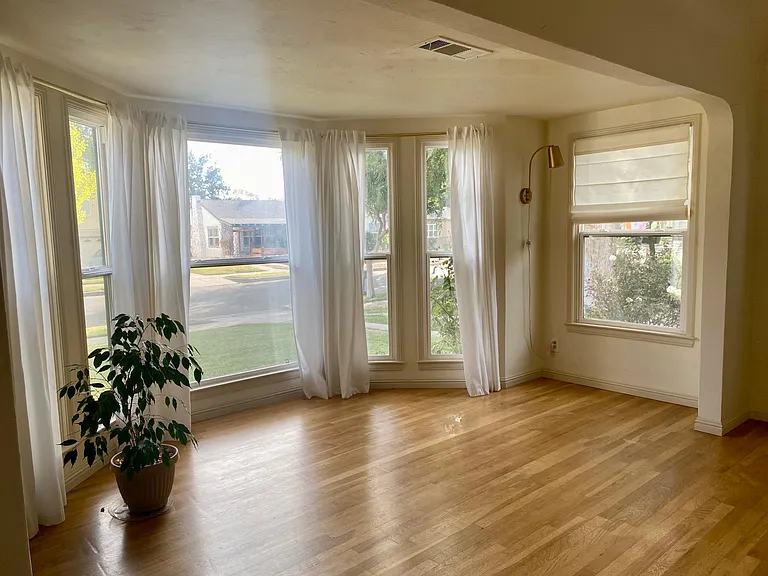 223 E University Ave — Photo 8