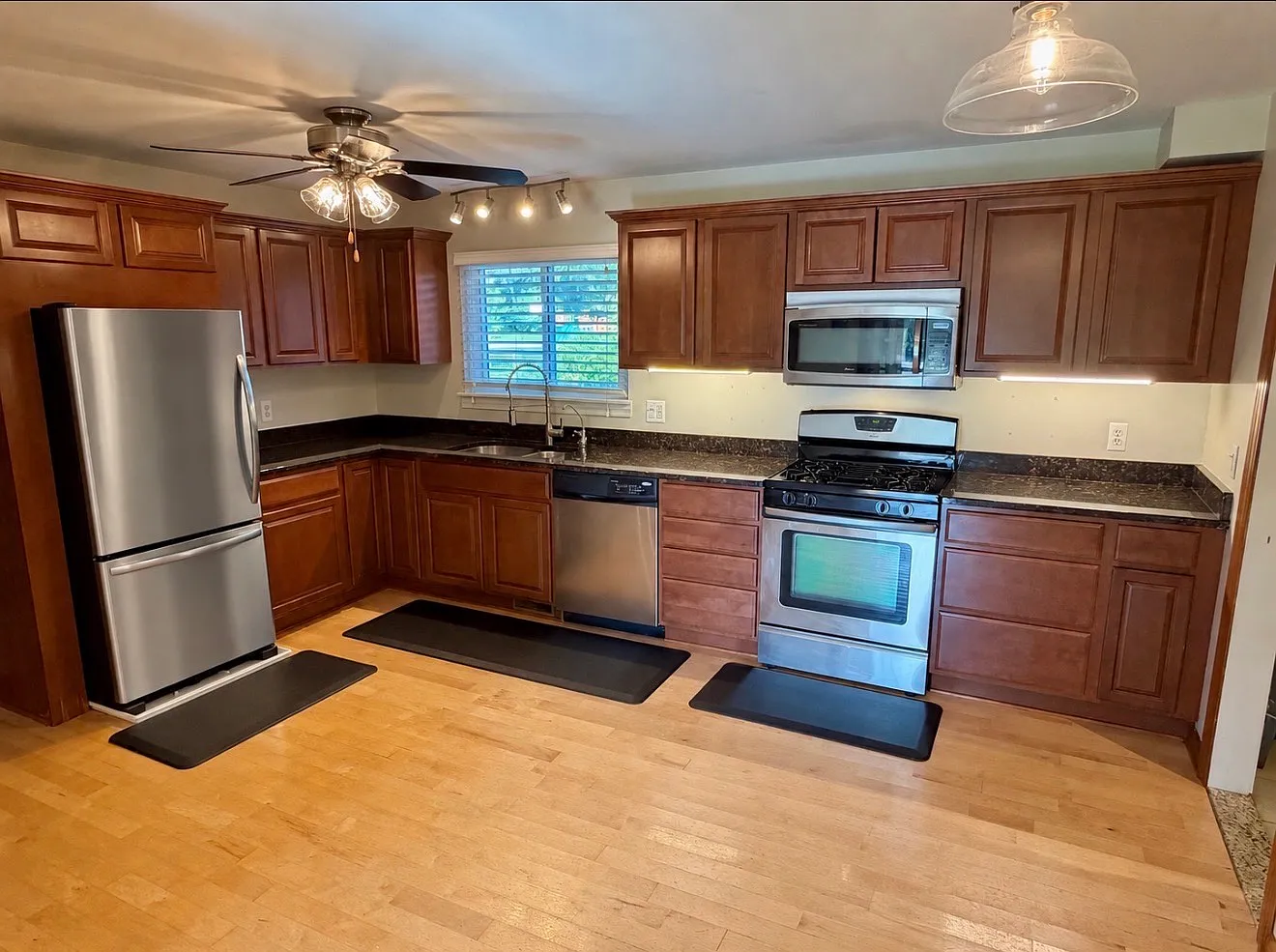 3 bed, 960 sqft, $2,200 — Photo 3