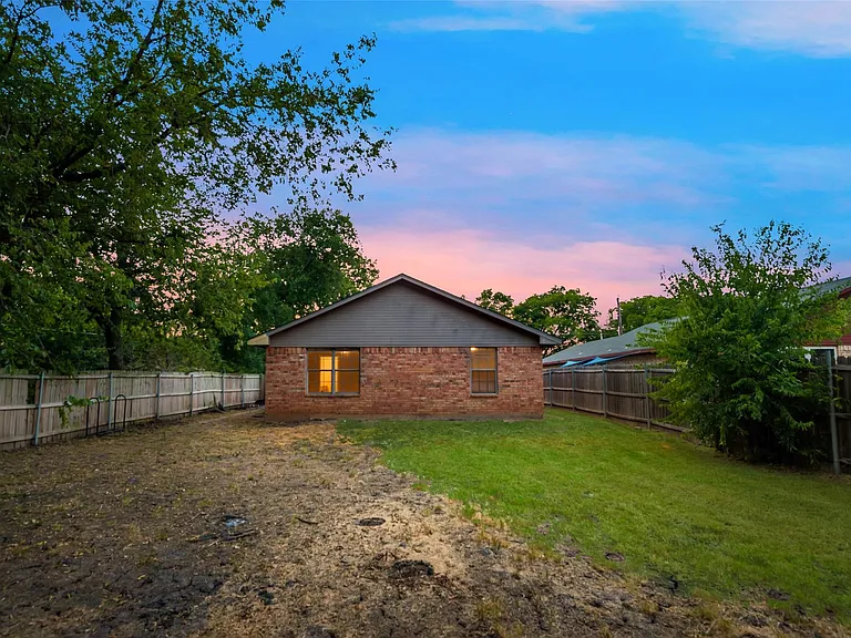 609 Houston St — Photo 16