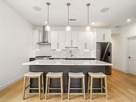 4th image of 946 Saratoga St #202
