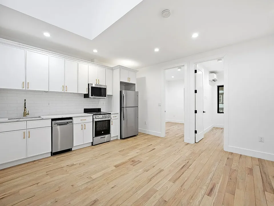 49 W 55th St #5A