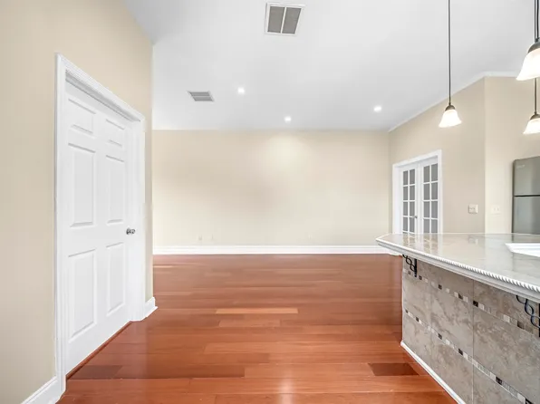 240 Clendenny Avenue image 20 of 40