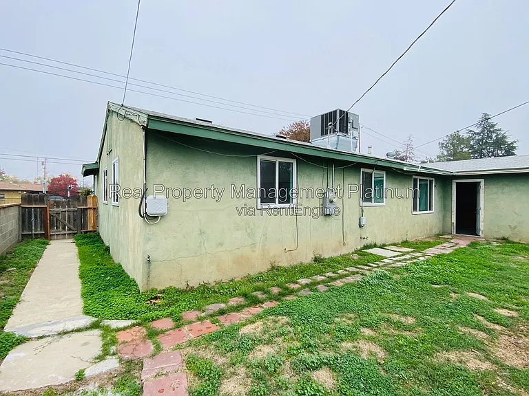 2728 E Gettysburg Ave — Photo 21