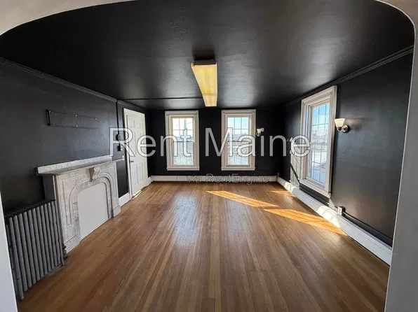 109 State St APT 3, Bangor, ME 04401