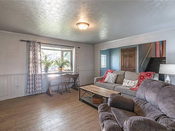 5th image of 34 Spruce Ct