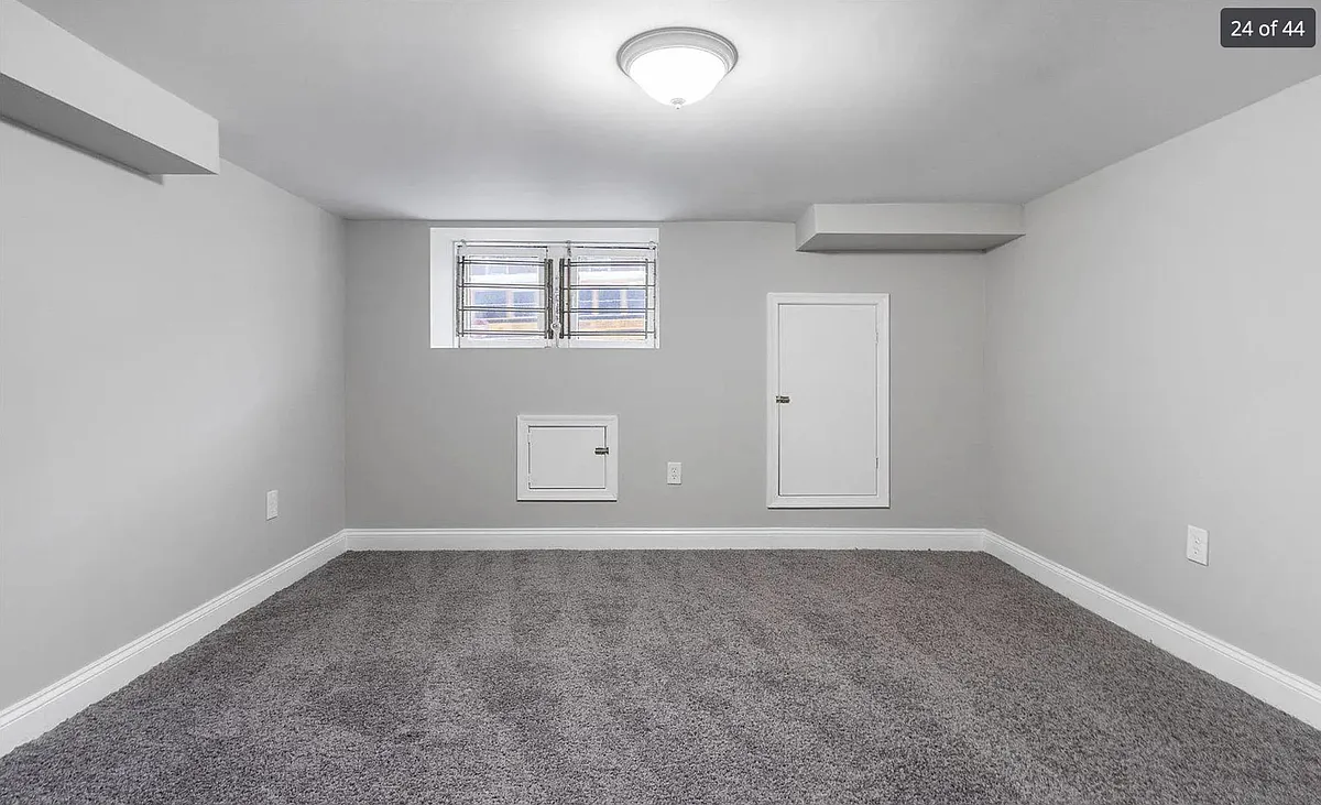 Basement bedroom - 611 N Kenwood Ave