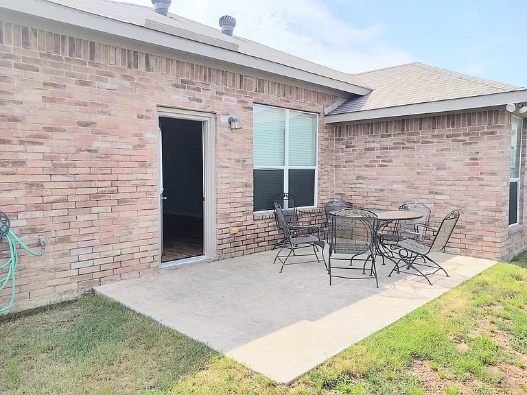 3024 Lake Side Dr — Photo 1