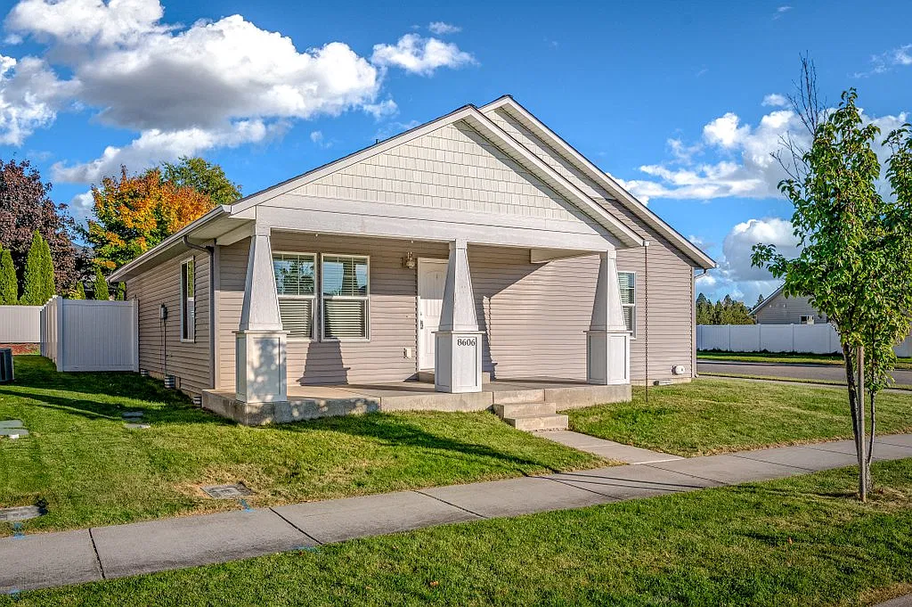 3 bed, 1296 sqft, $2,195 — Photo 1