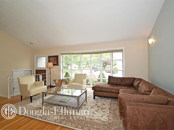 2nd image of 935 Gloucester Ct