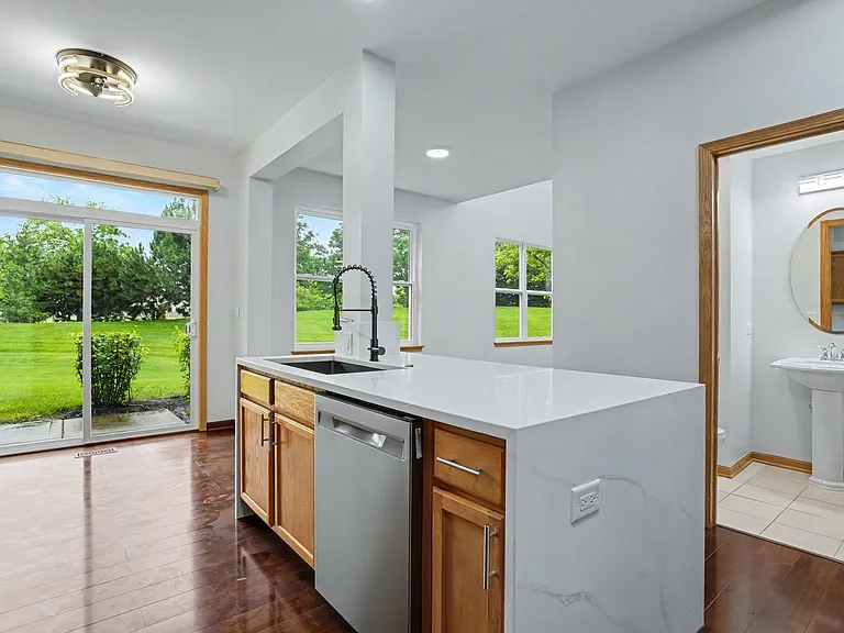 937 Emerald Dr — Photo 8