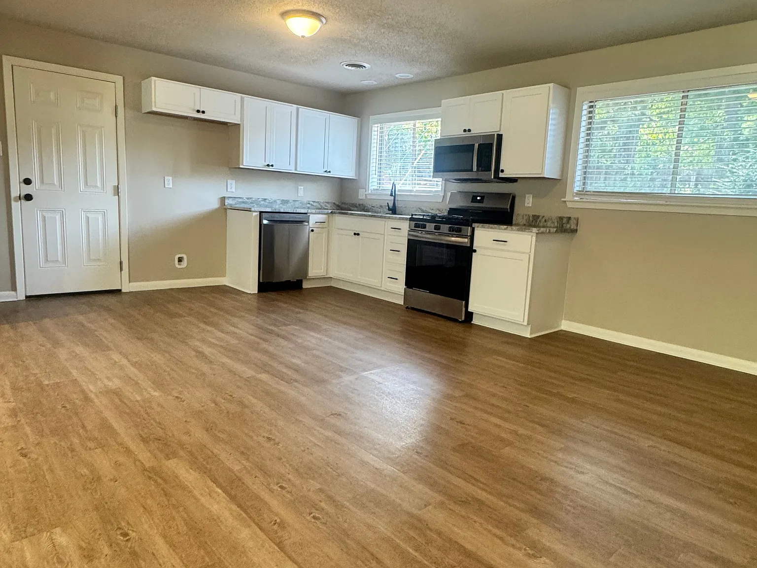 3 bed, 1.5 bath, 1188 sqft, $1,850 — Photo 4