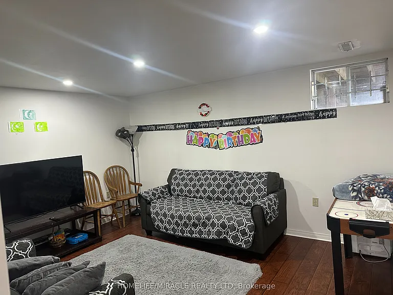 7200 Harding Cres — Photo 32
