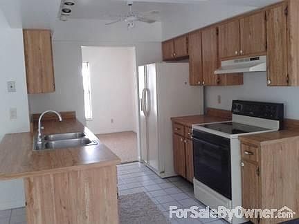 Kitchen between Dining Room &
						:
						Kitchenette with Double Sided Refrigerator, Oven and Stove.