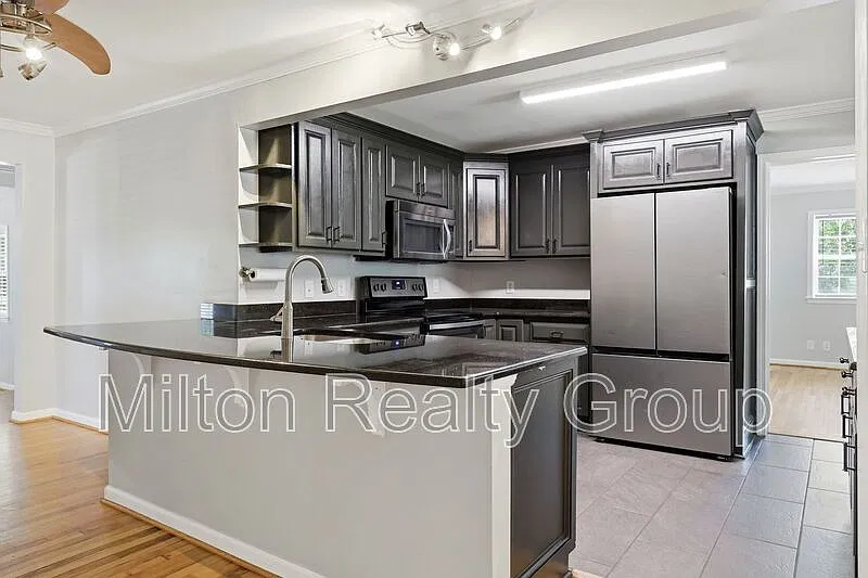 3 bed, 2.0 bath, 1832 sqft, $1,750 — Photo 2