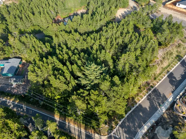 88177 Rhododendron Dr, Florence, OR 97439