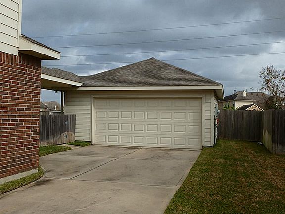 Long drive area provides lots of parking and access to the detached garage.