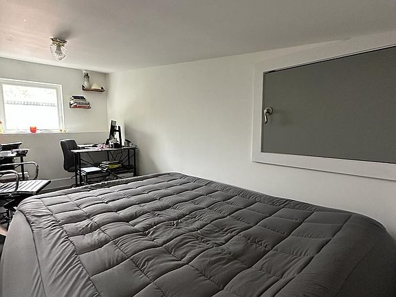 3rd image of 33 Ridgefield Ave