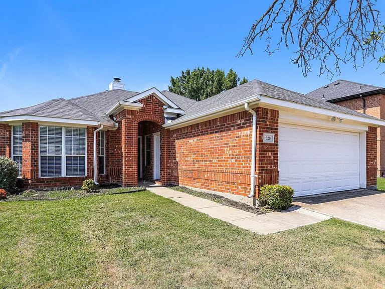 320 Foreston Dr — Photo 3