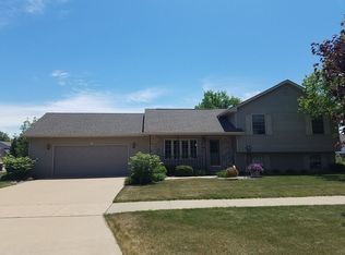 15 Rolling Green Cir, Oshkosh, WI 54904