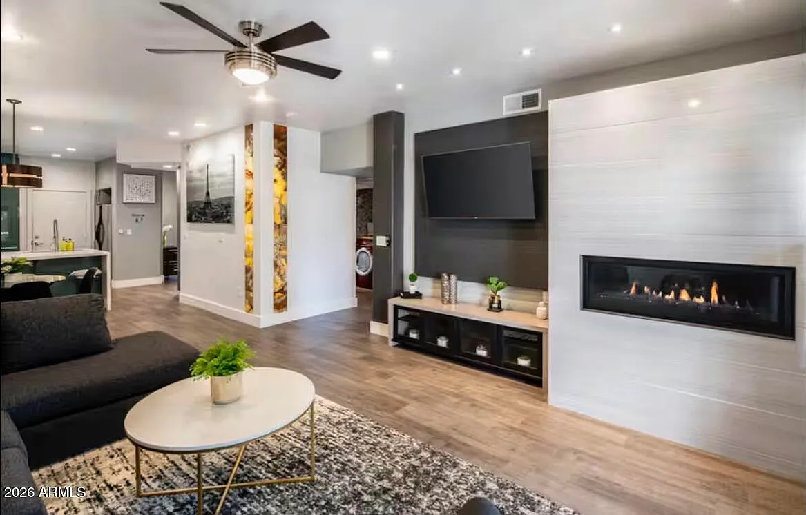 2 bed, 2.0 bath, 1340 sqft, $4,200 — Photo 4