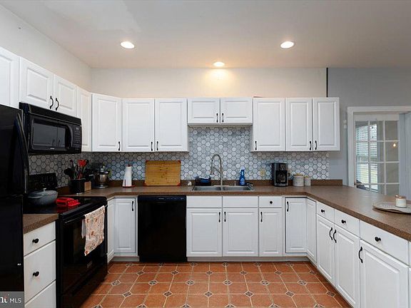 3rd image of 305 Railroad Ave
