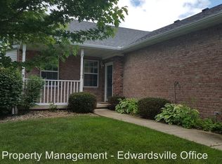 10 Crabapple Ln, Glen Carbon, IL 62034