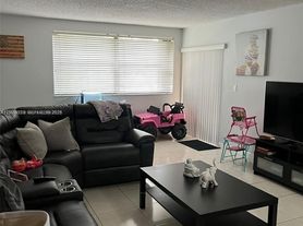 10135 NW 9th Street Cir, Miami, FL