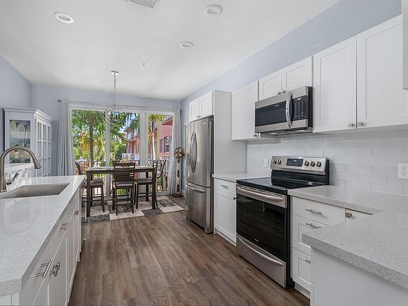 4th image of 2725 NE 8th Avenue #110