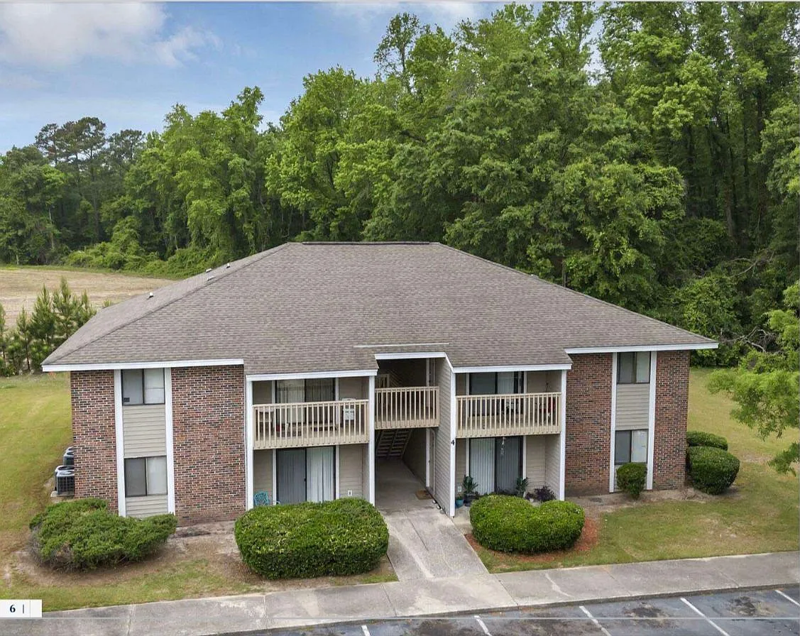 2 bed, 1.0 bath, 720 sqft, $900 — Photo 2