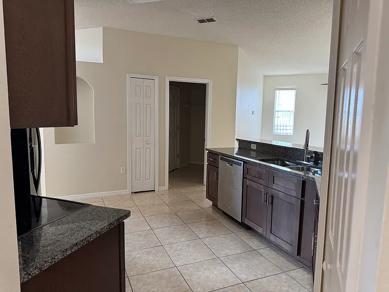 510 Bromley Ct — Photo 4