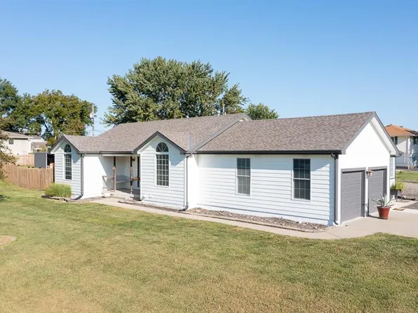 15969 152nd St, Bonner Springs, KS 66012