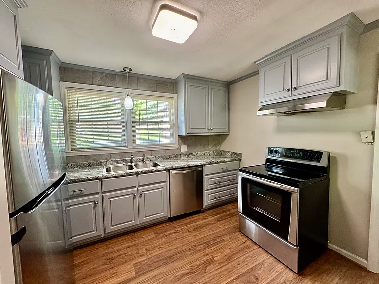 305 Anglewood Dr — Photo 6