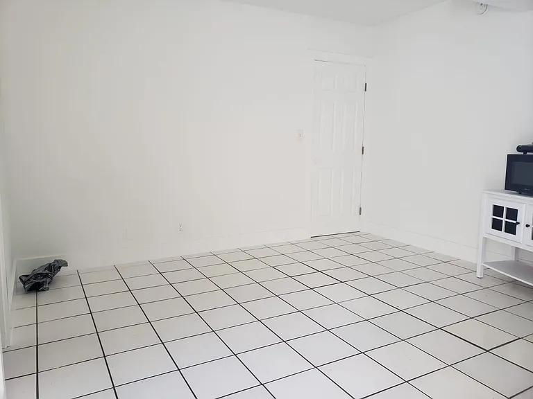 901 NE 16th Ave #8 — Photo 3