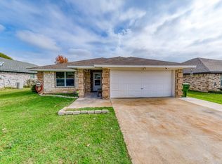 120 Chisolm Trail Ct, Springtown, TX 76082
